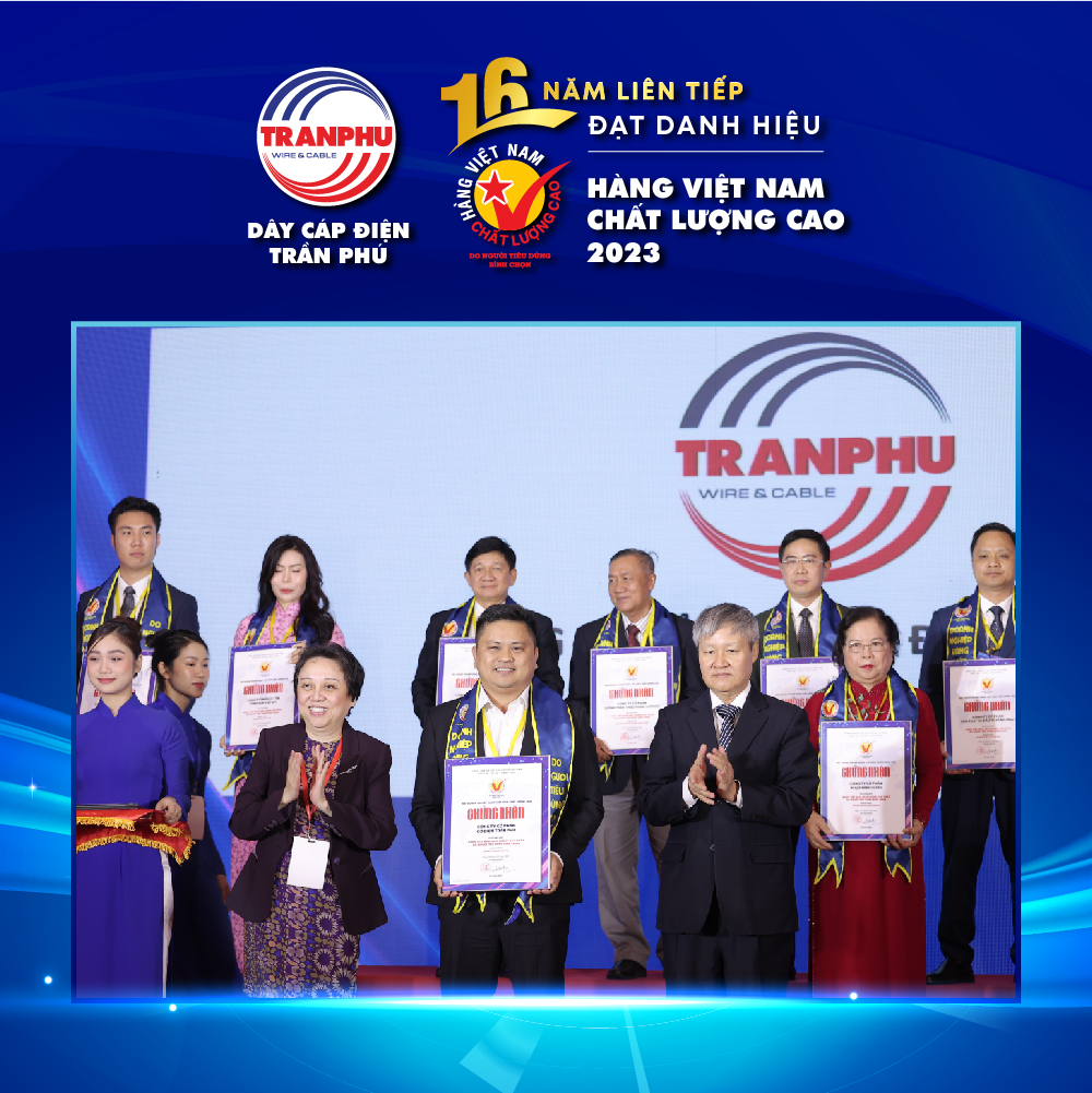 Đại diện Công ty Cổ phần Cơ điện Trần Phú nhận chứng nhận Hàng Việt Nam Chất lượng Cao 2023